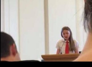 Menina de 12 anos pede a palavra em encontro mórmon nos EUA e revela ser lésbica