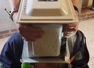 Bombeiros são acionados para libertar Youtuber que cimentou a cabeça dentro de micro-ondas