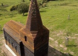 Esta igreja parece não ter nada de diferente, pelo menos até você olhar ela de outro ângulo