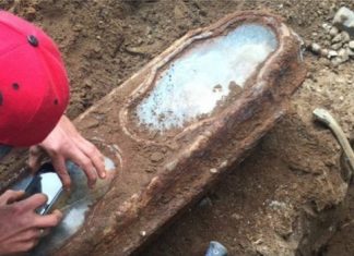 Caixão é encontrado enterrado em quintal de uma casa. Mas ninguém esperava quem estava ali dentro há 141 anos