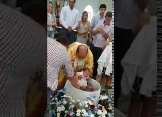 Padre lokão batiza bebê de maneira radical