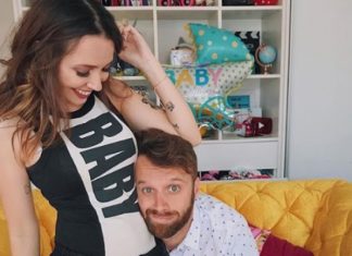Youtuber Taciele Alcolea revela sexo do bebê