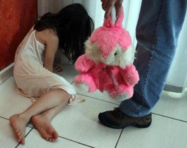 Pedófilo tenta estuprar menina mas se dá muito mal 
