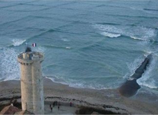 Essas estranhas ondas quadradas ao redor de uma ilha indicam perigo