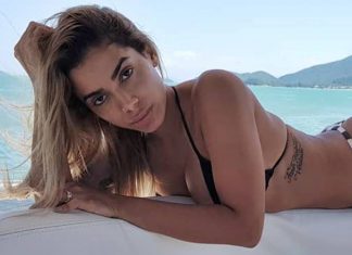 Anitta faz pose sexy de biquíni durante passeio em iate