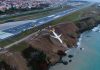 Avião derrapa na aterrissagem e cai em barranco de aeroporto