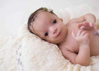 Família adotiva foge do hospital ao ver a cara da bebê – então, sua mãe faz algo que ninguém esperava